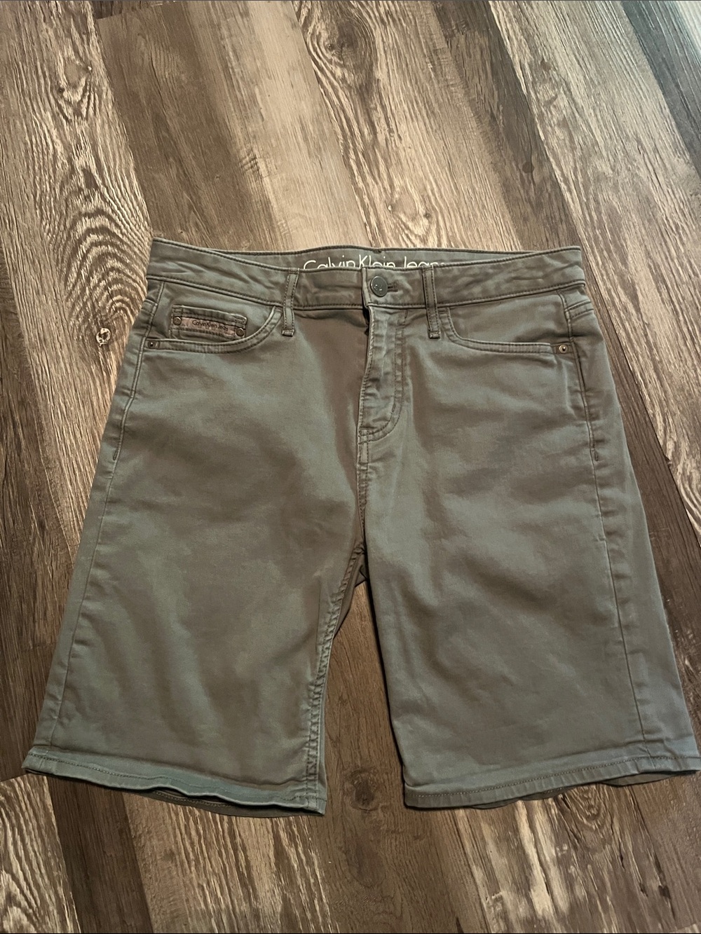 Calvin Klein Men’s Olive Utility Flat-Front Shorts